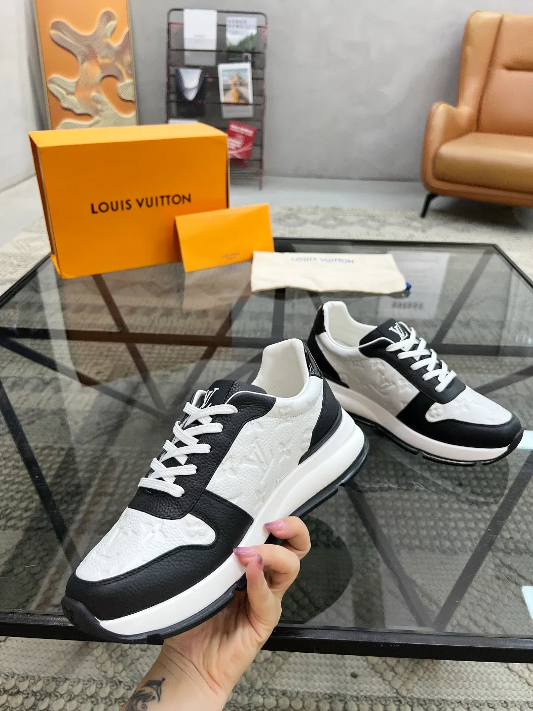 Factory price: 480💰LV🔍Top purchasing agent🇮🇹 Road Street God's new sneakers are coming and are available at counters simultaneously. Original factory configuration, original cowhide fabric imported from Italy, high-quality embossed splicing complex process, sports trendy person, imported water-dyed sheepskin lining, soles: Wang Yuan factory specially provides original soles, super comfortable, original factory single goods 🔍🔍High quality, you can enter and leave the counter at will, welcome to compare and synchronize with the counter, code number 38-44, customized 45